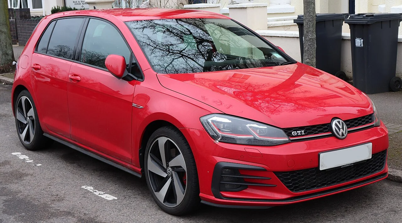 Volkswagen Golf VII GTI 2.0 TSI DSG — Predný trojštvrťový pohľad (1)