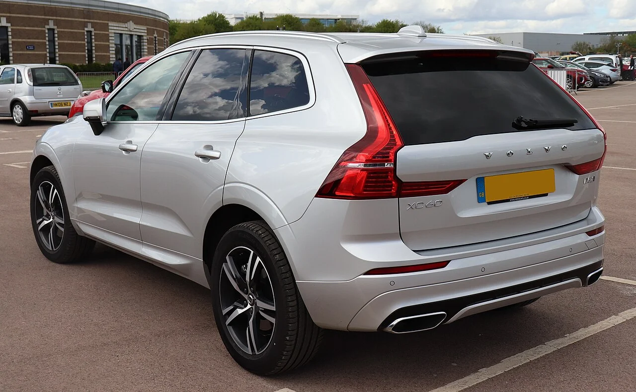Volvo XC60 D5 AWD R-Design Geartronic — Zadný trojštvrťový pohľad (2)