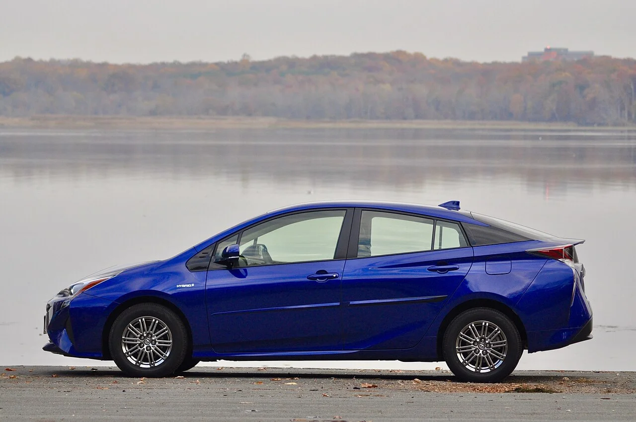 Toyota Prius 1.8 Hybrid e-CVT — Bočný profil pri jazere (2)