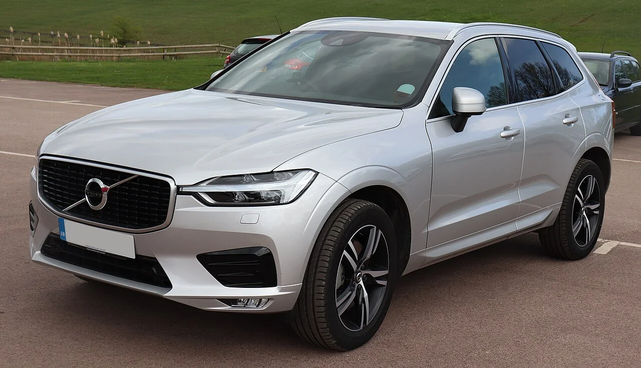 Volvo XC60 D5 AWD R-Design Geartronic — Predný trojštvrťový pohľad (1)