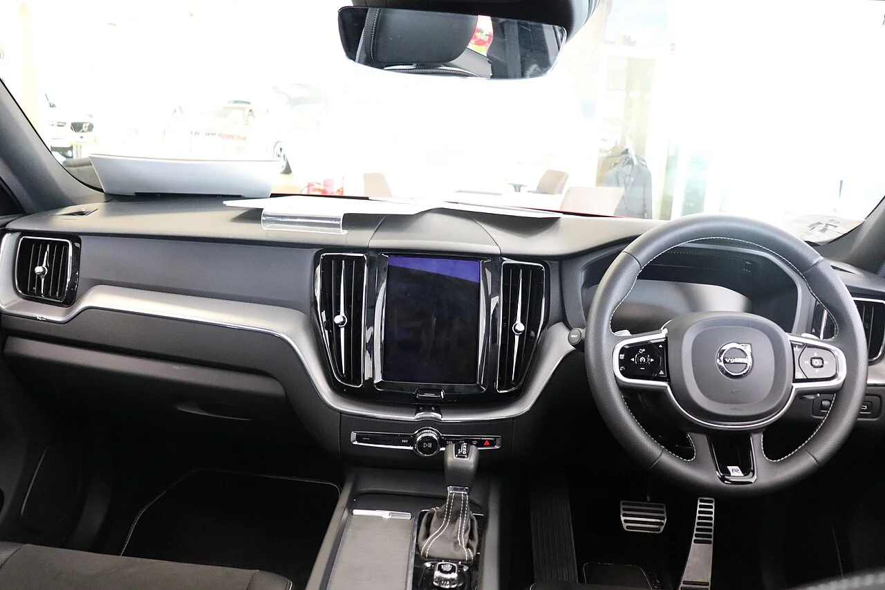 Volvo XC60 D5 AWD R-Design Geartronic — Interiér R-Design a displej Sensus (9)