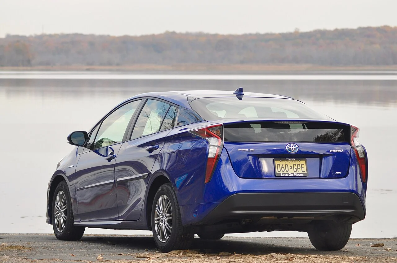 Toyota Prius 1.8 Hybrid e-CVT — Zadný trojštvrťový pohľad (7)