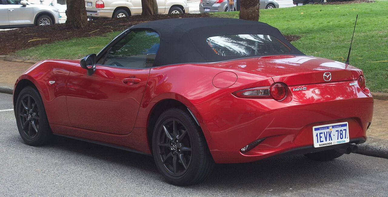 Mazda MX-5 2.0 SKYACTIV-G GT automat — Zadný trojštvrťový pohľad (11)
