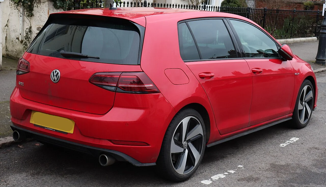 Volkswagen Golf VII GTI 2.0 TSI DSG — Zadný trojštvrťový pohľad (14)