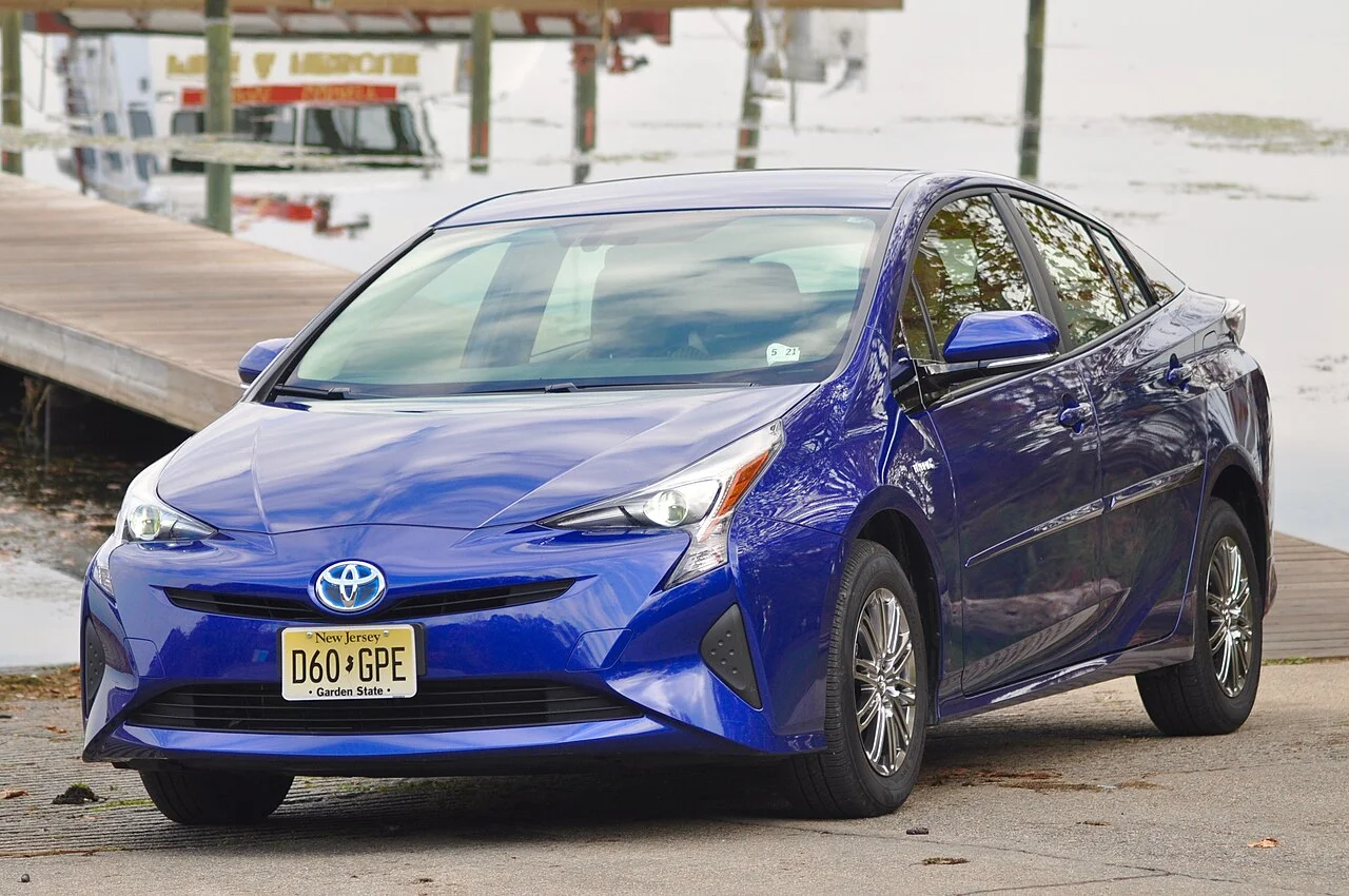 Toyota Prius 1.8 Hybrid e-CVT — Predný trojštvrťový pohľad (5)